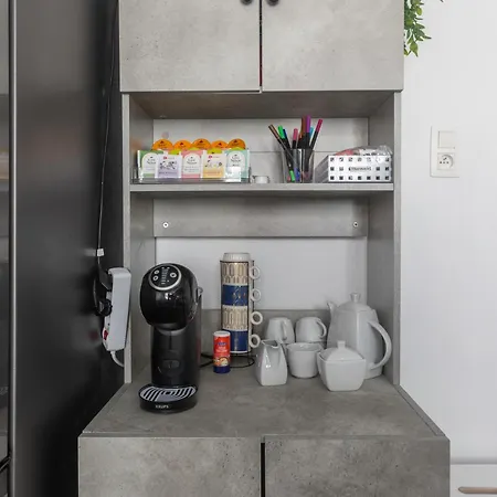 Πανσιόν De Luxe Dubai , Chambre, Salon Climatise, Sdb Et Kitchenette Privees 3*