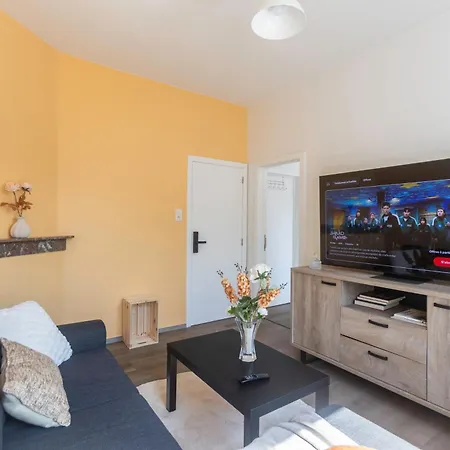 De Luxe Dubai , Chambre, Salon Climatise, Sdb Et Kitchenette Privees Λιέγη