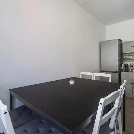 De Luxe Dubai , Chambre, Salon Climatise, Sdb Et Kitchenette Privees