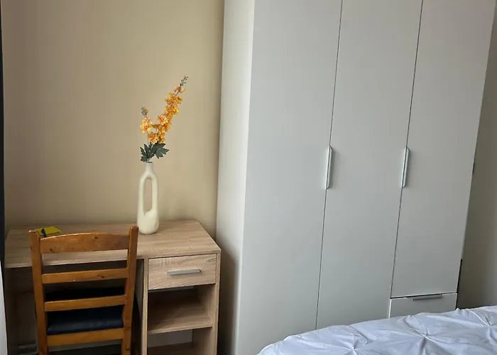 Affittacamere De Luxe Dubai , Chambre, Salon Et Sdb Privés, Cuisine Partagée 3*