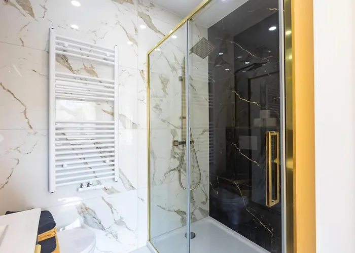 De Luxe Dubai , Chambre, Salon Et Sdb Privés, Cuisine Partagée Affittacamere 3*