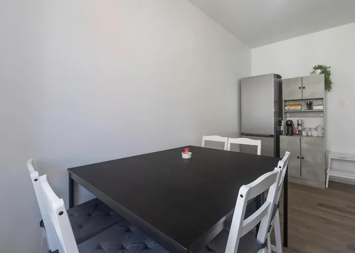 De Luxe Dubai , Chambre, Salon Et Sdb Privés, Cuisine Partagée